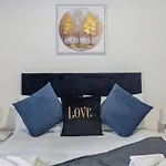Spacious 5 Bedroom House With Garden + Parking - Amazing Location