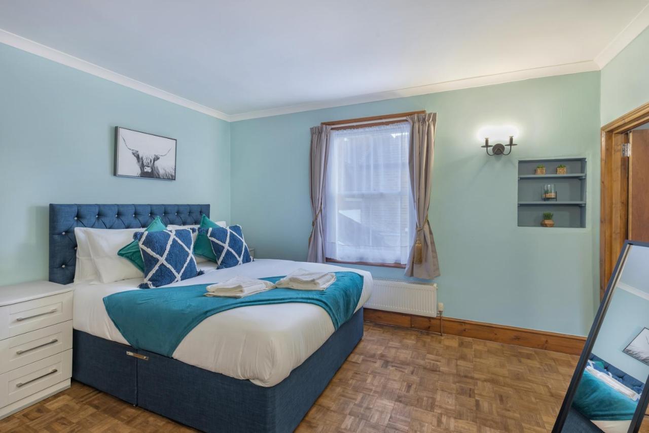 Spacious 5 Bedroom House With Garden + Parking - Amazing Location Vakantiehuis Londen