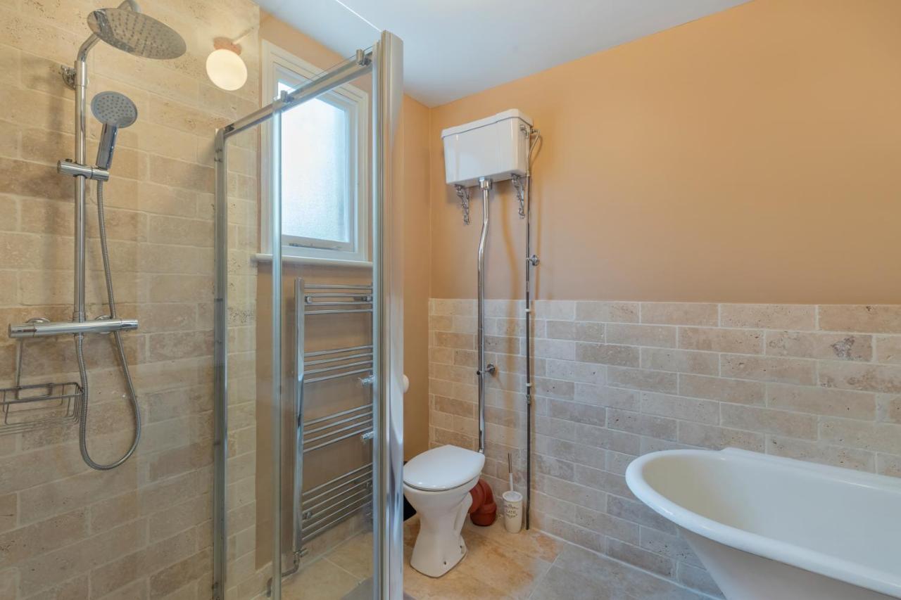Spacious 5 Bedroom House With Garden + Parking - Amazing Location Londen
