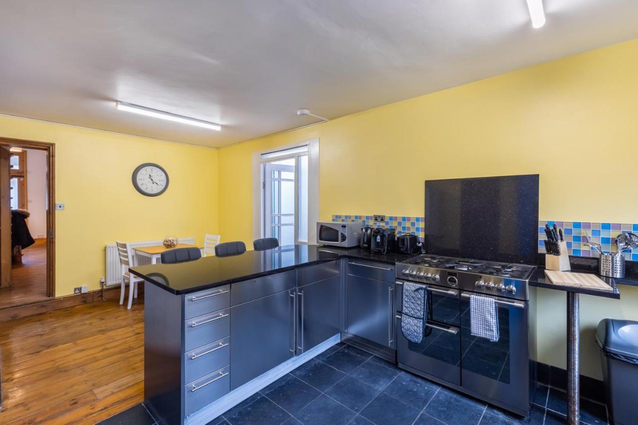 Spacious 5 Bedroom House With Garden + Parking - Amazing Location Vakantiehuis *