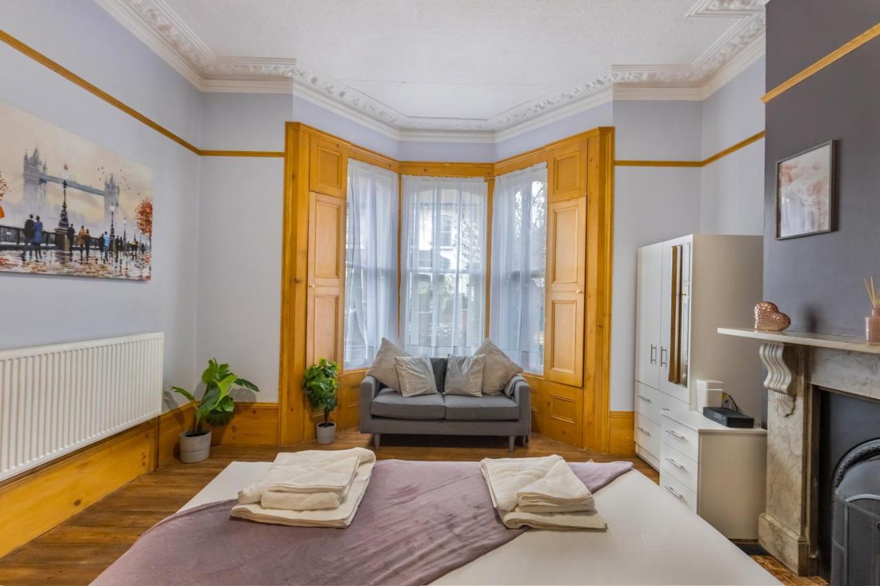 Vakantiehuis Spacious 5 Bedroom House With Garden + Parking - Amazing Location