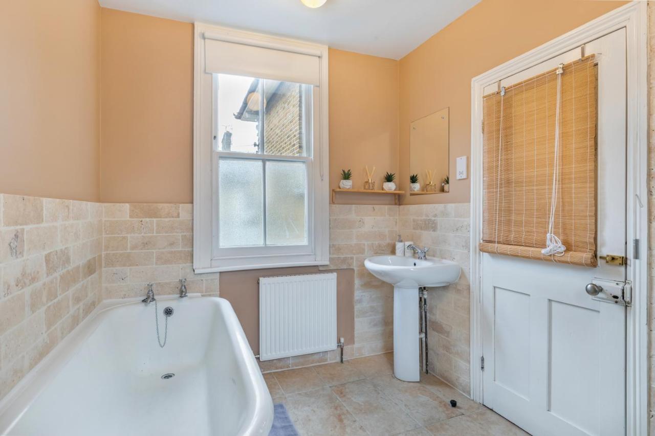 Vakantiehuis Spacious 5 Bedroom House With Garden + Parking - Amazing Location *