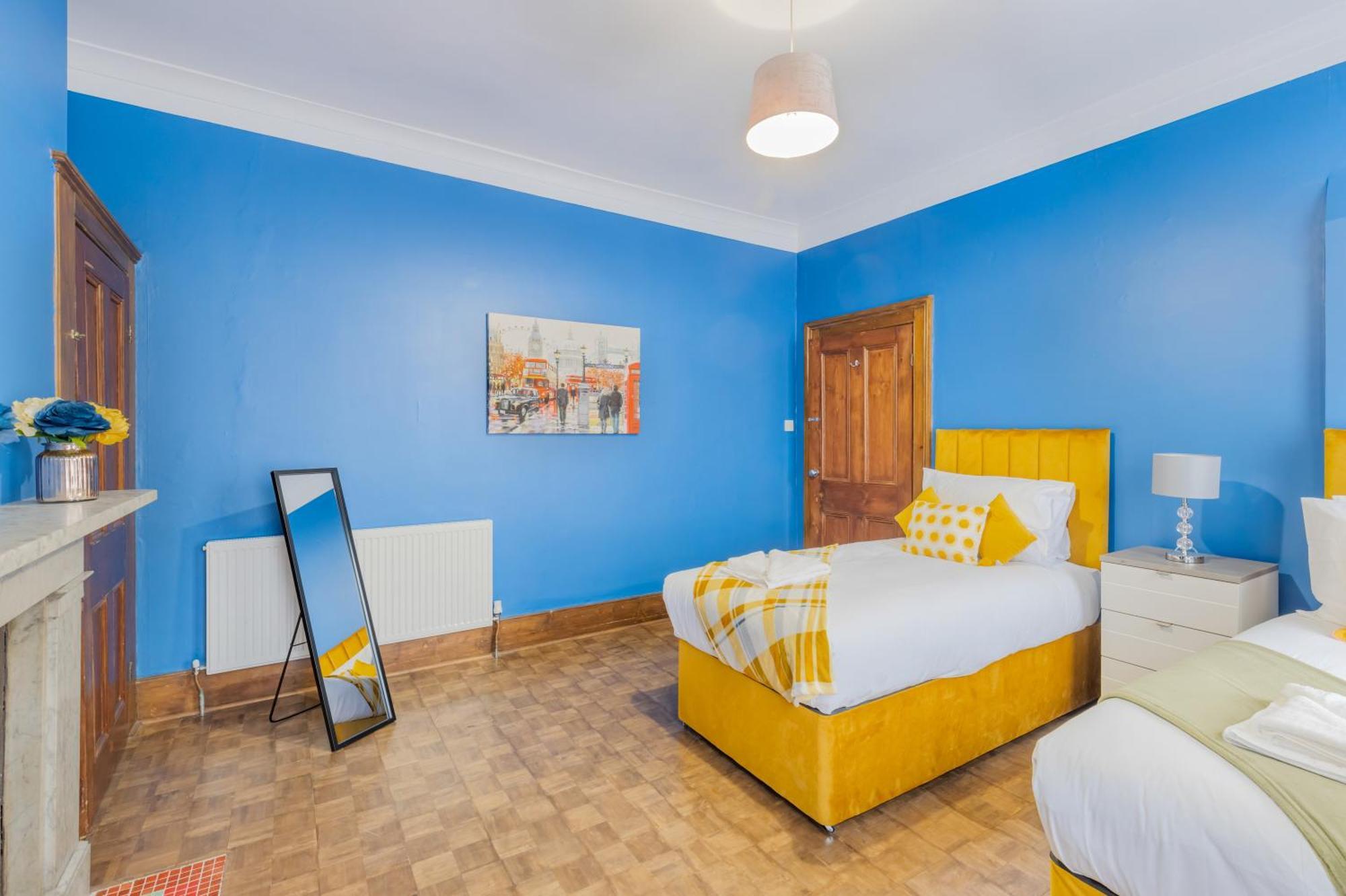 Vakantiehuis Spacious 5 Bedroom House With Garden + Parking - Amazing Location
