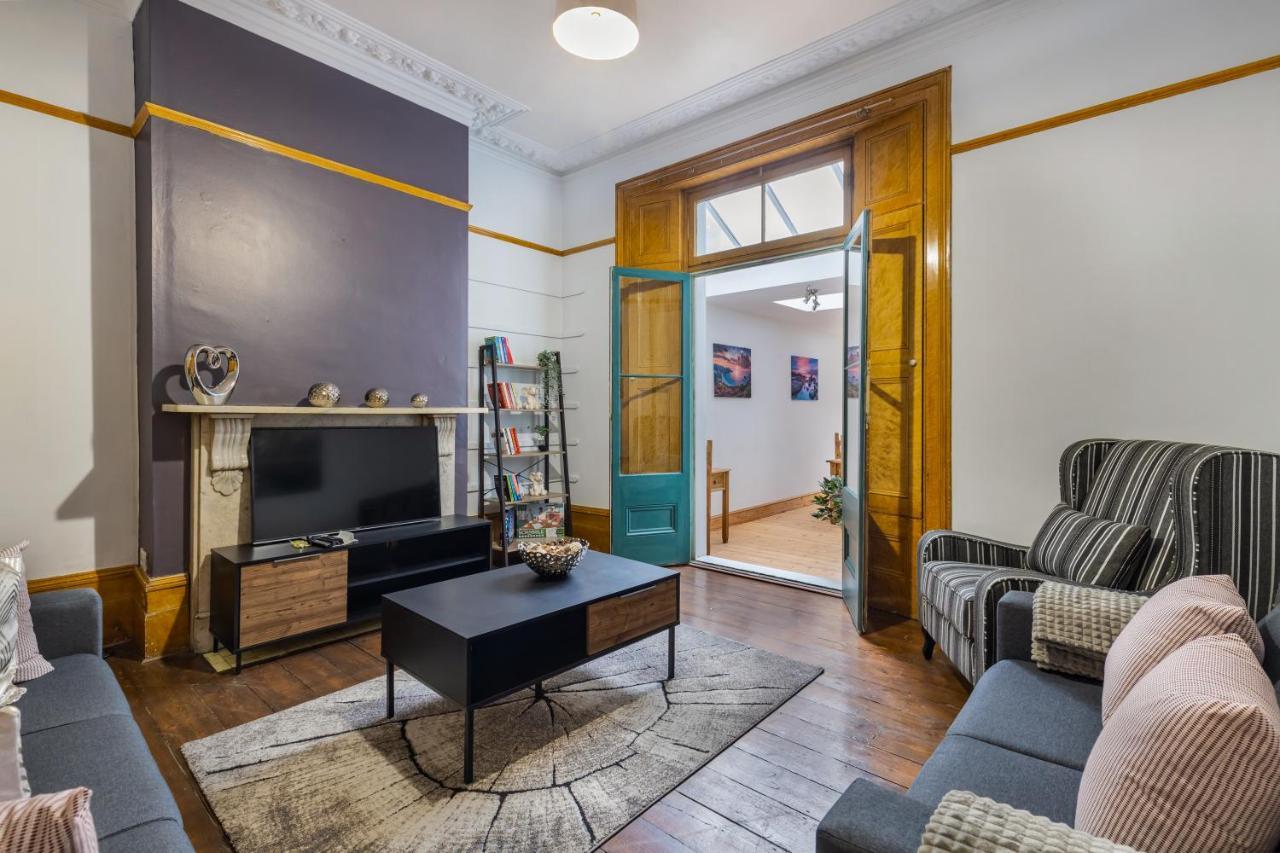 Vakantiehuis Spacious 5 Bedroom House With Garden + Parking - Amazing Location